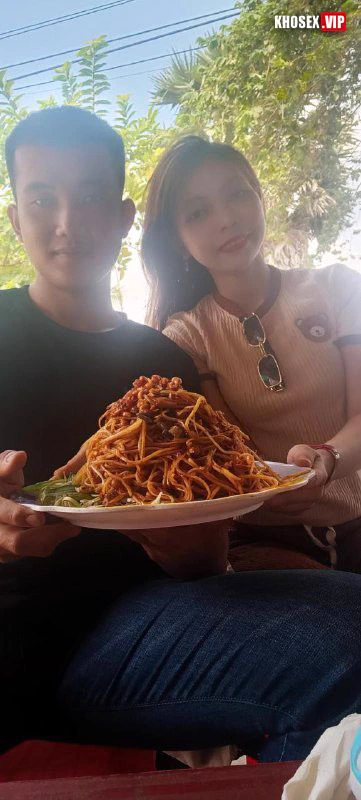 Con vừa ngủ là đè vợ ra mà chịch