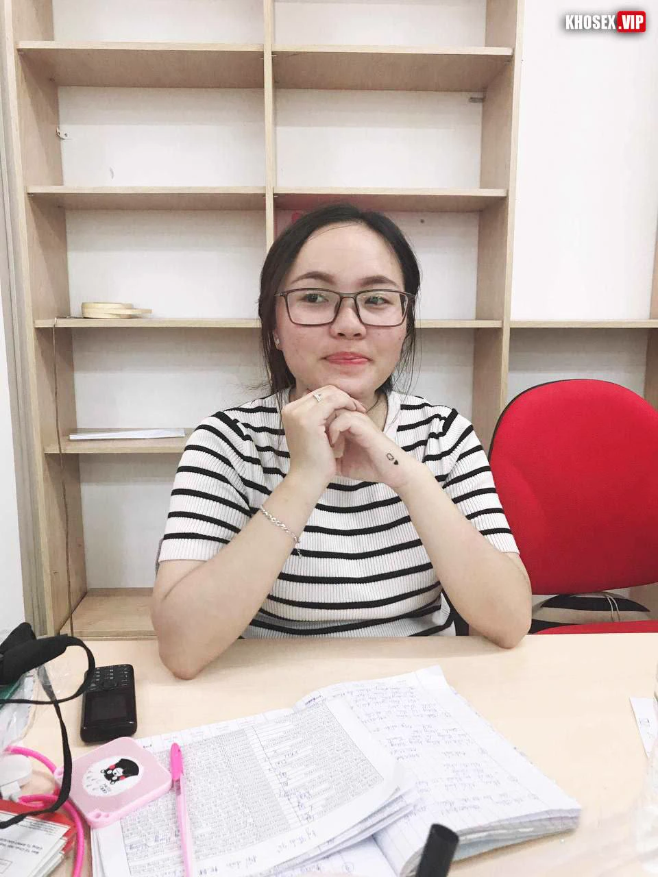 Đụ em nhân viên văn phòng đeo kính sướng rên rỉ rồi gạ em xuất trong (Full Clip + Pic)