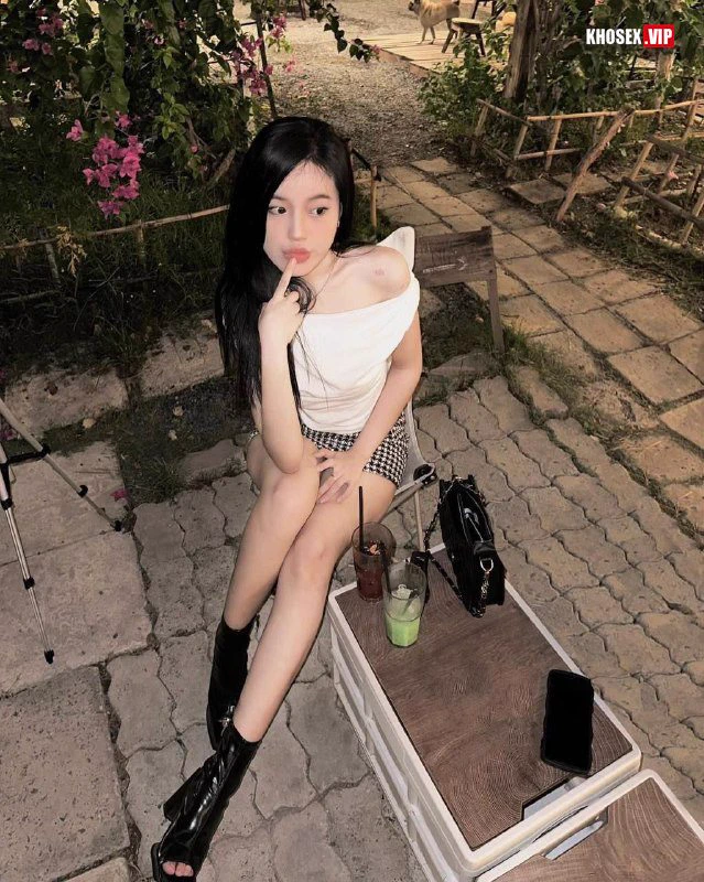 Em mặc lọt khe cưỡi ngựa xuất tinh tràn lồn (Full Clip + Pic)