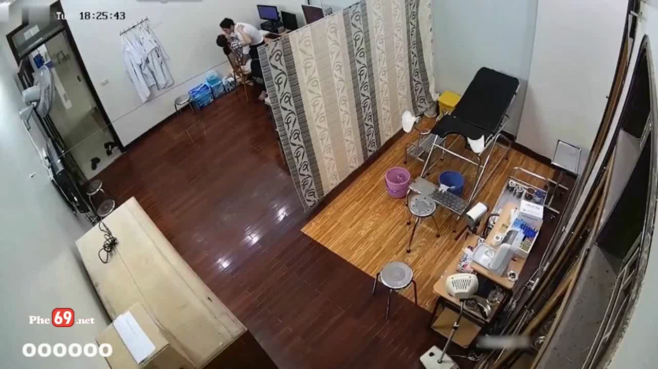 Hack cam bác sĩ địt với nhân viên tại phòng khám sau giờ làm