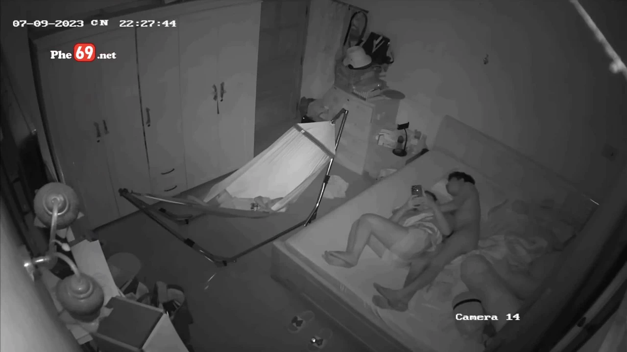Hack cam cặp vợ chồng tranh thủ con ngủ địt hăng say