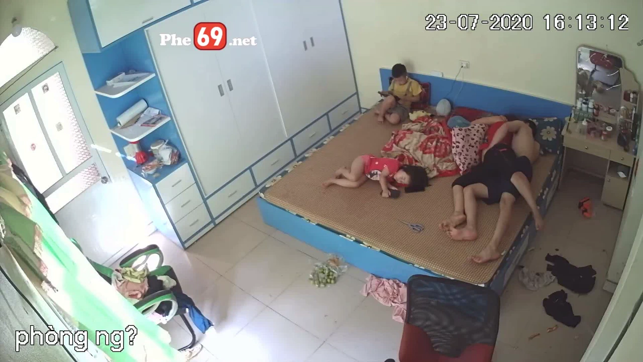Hack Camera Cặp vợ chồng dâm đãng chịch nhau trước mặt con nhỏ – Phần 2