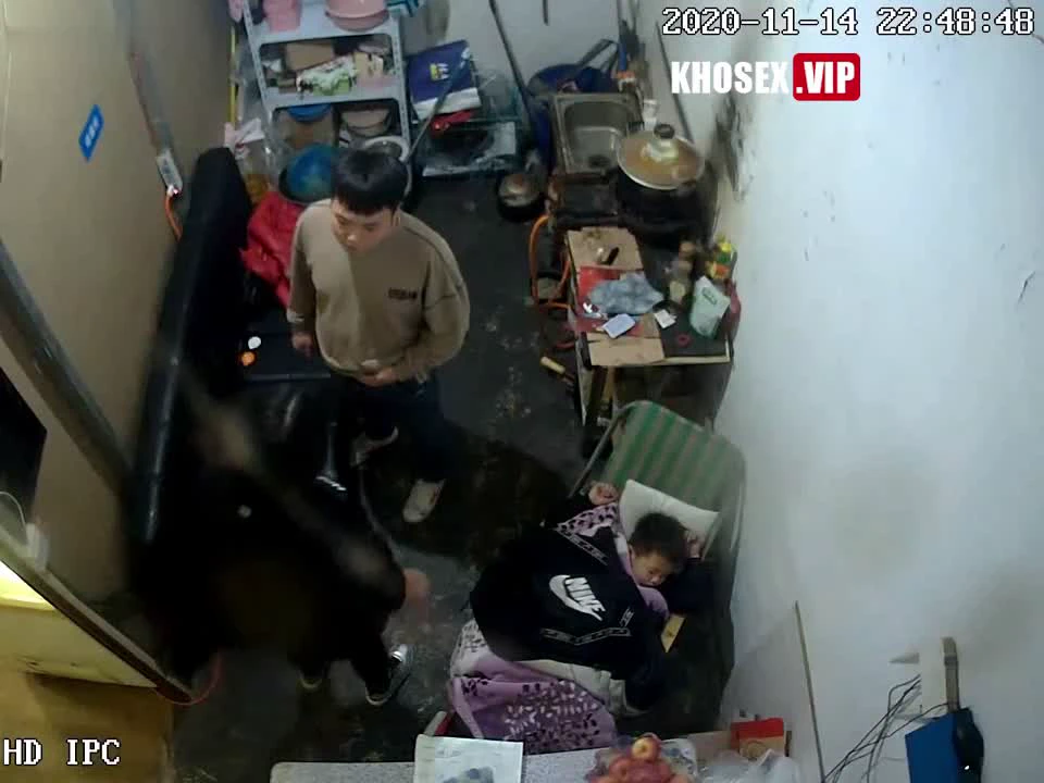 Hack Camera hai vợ chồng tranh thủ lúc con ngủ địt nhau luôn trong nhà bếp