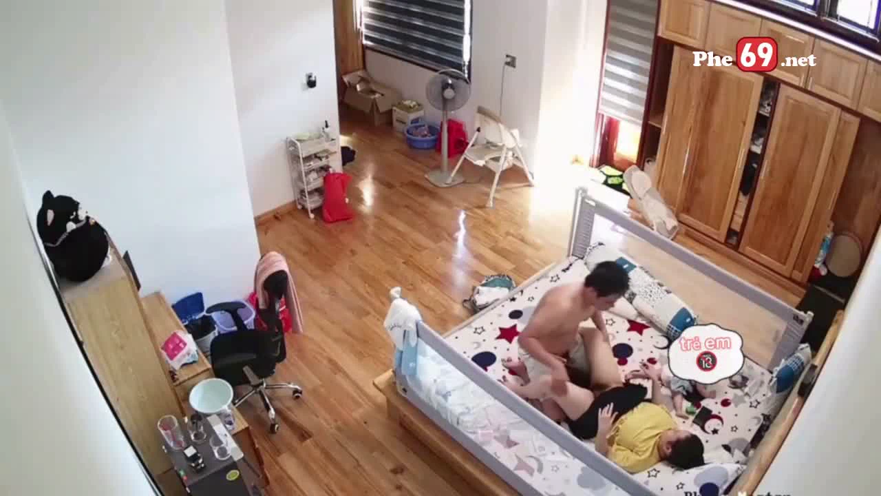 Hack Camera Hai vợ chồng trẻ vợ mới sinh xong vẫn đè ra địt