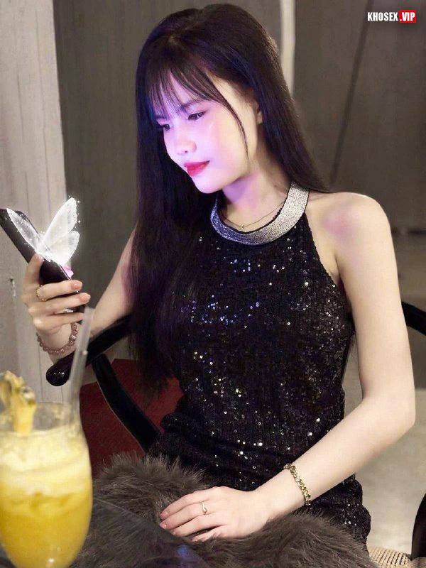 Lộ clip sex cặp vợ chồng đụ nhau cạnh cửa kính cho người khác thấy (Full Clip + Pic) – Phần 1