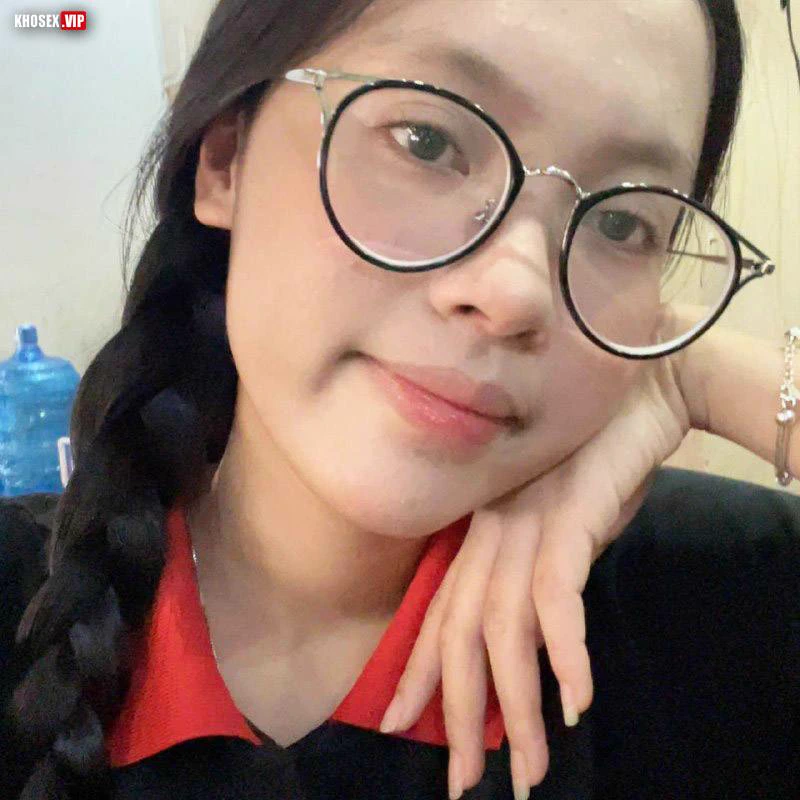 Lộ clip sex Em gái đeo kính đụ nhau với bạn trai, anh bắn rồi hả (Full Clip + Pic)