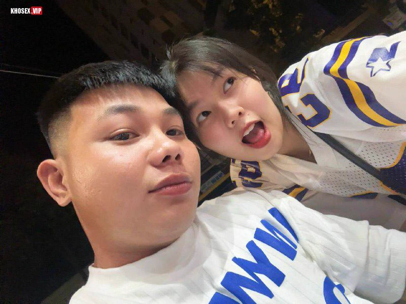 Úp thìa em chubby mông to xuất tinh trong